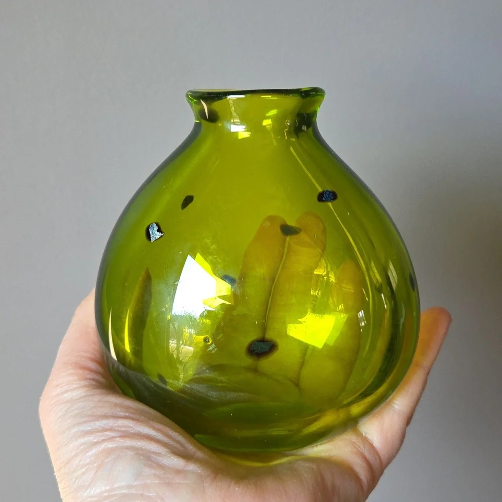 Sharon Fujimoto Handblown Sign Art Green Glass Flakes Bud Vase Vintage Japanese